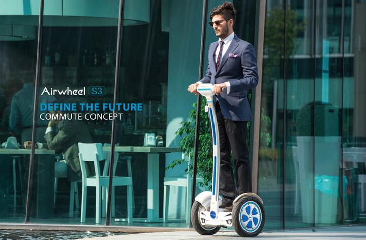 두 바퀴와 핸들 바 게 Airwheel S3 자체 균형 2 바퀴 스쿠터 제로 배우는 어려움을 달성 한다.