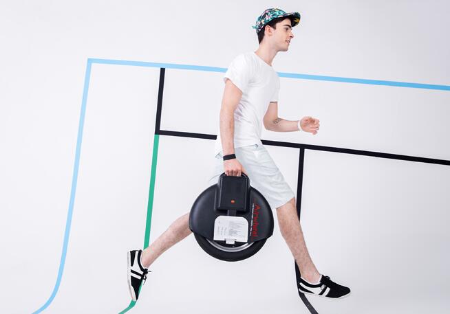 Airwheel autobilanciante scooter elettrico fornisce molta comodità e piacere per i viaggi delle persone, ed è diventato il prodotto di trasporto impeccabile per i consumatori.