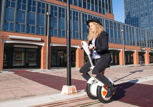 Sí, usted puede disfrutar de un viaje fácil sin preocupaciones con Airwheel scooter eléctrico inteligente.